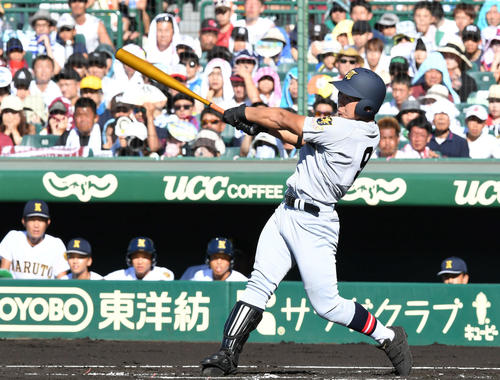 全国高校野球第101回大会、ソロ本塁打を放つ仙台育英・小濃（2019年8月14日撮影）