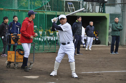 「甲子園塾」でノックを打つ報徳学園監督前監督の永田裕治氏