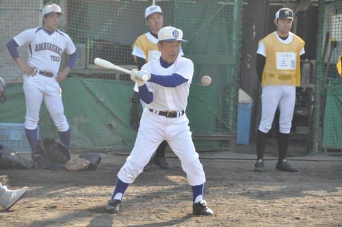 甲子園塾塾長の星稜・山下智茂名誉監督（74）は尼崎工の近藤主将にマシンガンノックを打つ