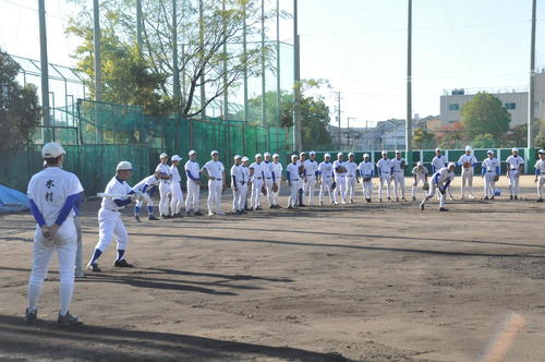 甲子園塾塾長の星稜・山下智茂名誉監督（74）は尼崎工の近藤主将にマシンガンノックを打つ