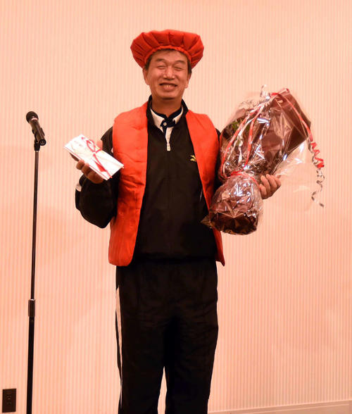 自身の還暦を祝う会で笑顔をみせる、学法石川・佐々木監督