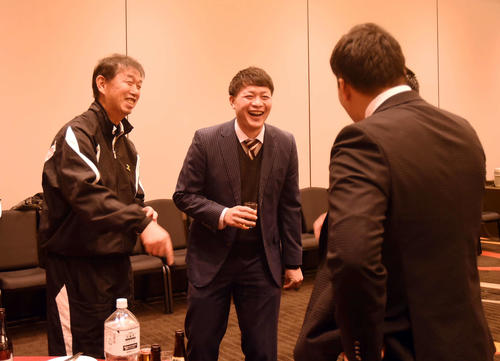 仙台育英監督時代の教え子との会話を楽しむ、学法石川・佐々木監督（左）（撮影・相沢孔志）