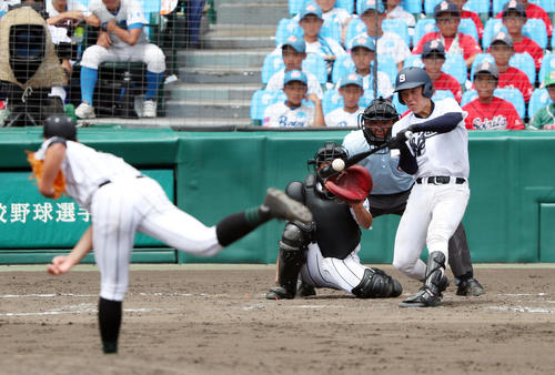 8月、全国高校野球選手権　津田学園対静岡　8回裏静岡2死二塁、左前適時打を放つ小岩