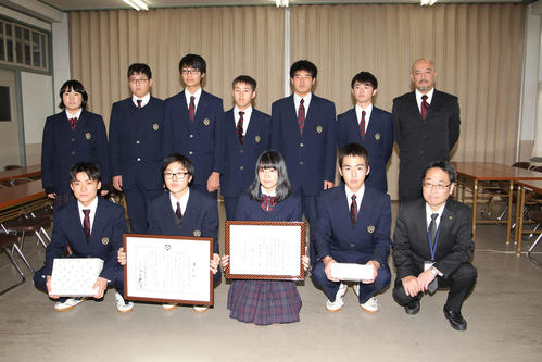 日本高野連から善行表彰された中条ナイン。下段左から2人目が本田投手、同中央が斉藤マネジャー