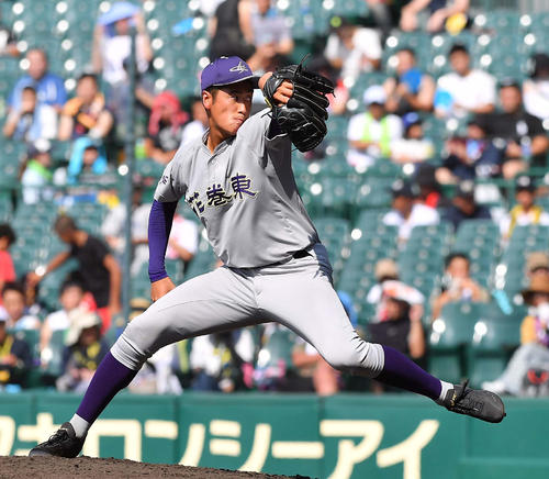 甲子園の初戦・鳴門戦で力投する花巻東・西舘勇陽（2019年8月9日撮影）