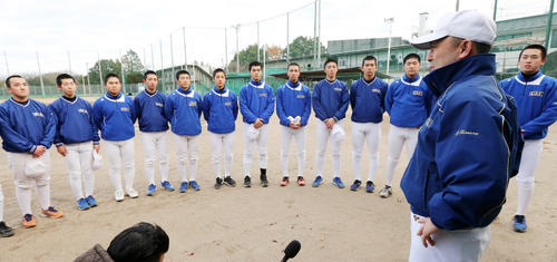 来春のセンバツ高校野球の21世紀枠で、東北地区の候補に選ばれ、木村監督（手前）から報告を受ける磐城の選手たち（撮影・野上伸悟）