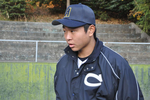 愛知県高校選抜対中京大　試合後、取材対応する中京大中京・高橋宏斗