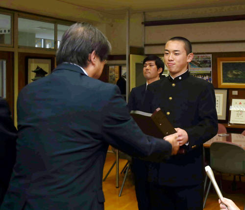 福島県高野連の小林会長から21世紀枠東北推薦校の記念盾を授与される磐城・岩間主将（右）（撮影・相沢孔志）