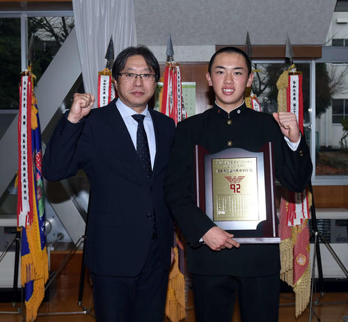 表彰式後、ガッツポーズをする福島県高野連の小林会長と磐城・岩間主将（右）（撮影・相沢孔志）