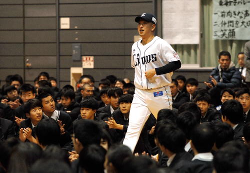 母校・東海大山形を表敬訪問した西武ドラフト1位の宮川はユンホーム姿で約960人の後輩たちに迎えられる