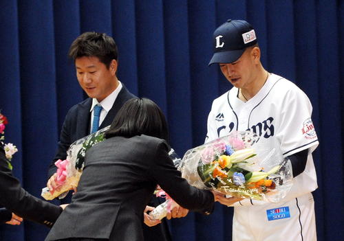 西武ドラフト1位の宮川（右）とDeNA赤間は母校での初講演を終え、後輩から花束を贈られる