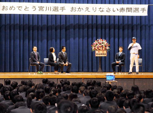 母校・東海大山形を表敬訪問した西武ドラフト1位の宮川（右）とDeNA赤間（同2人目）は武田監督（右）ら在学時の担任3人と講演会を行う