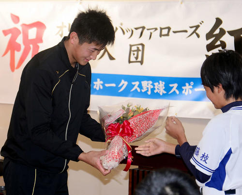 花束を受け取る駿河総合・紅林