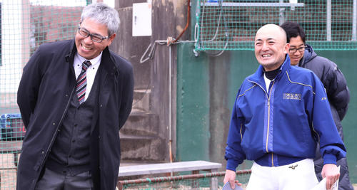 磐城・木村監督（右）と談笑する早大・小宮山監督（撮影・野上伸悟）