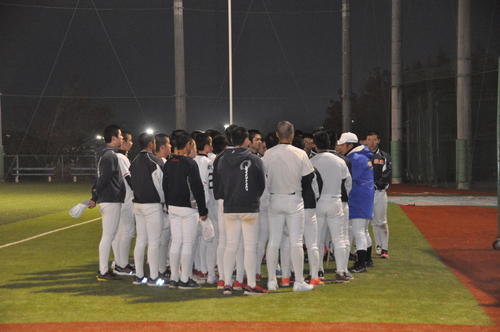 浪速・遠山昭治監督（右から2人目）は選手たちに話をする（2019年12月19日撮影）