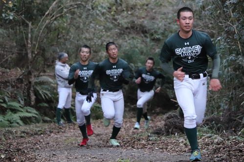 黒坂監督（左）が見守る中で獣道トレを行う昌平ナイン（撮影・金子真仁）
