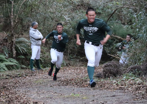 黒坂監督（左）が見守る中で獣道トレを行う昌平ナイン（撮影・金子真仁）