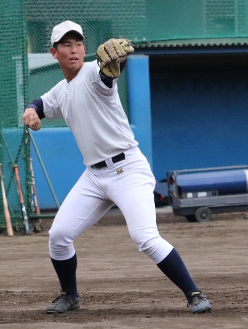キャッチボールを行う東海大相模・西川（撮影・古川真弥）