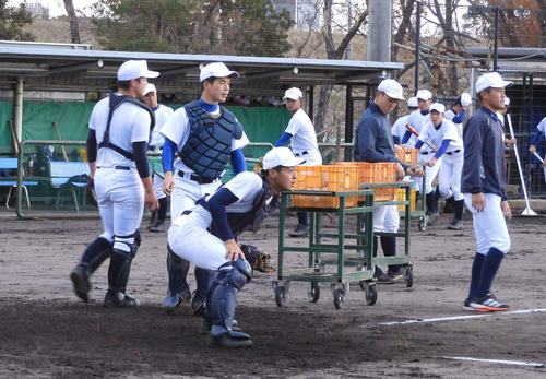 今年初練習を行った履正社・関本勇輔主将（中央手前）