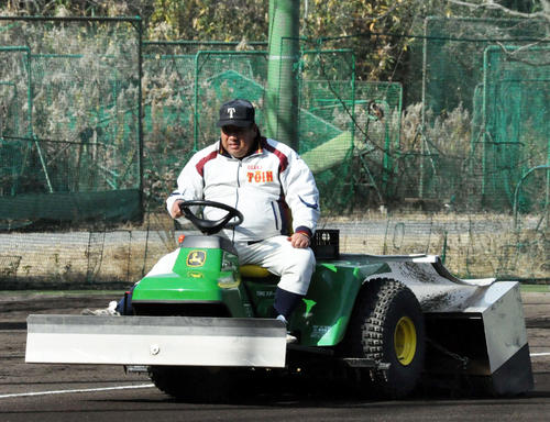 整備車に乗ってグラウンドを整備する大阪桐蔭・西谷浩一監督（撮影・石橋隆雄）