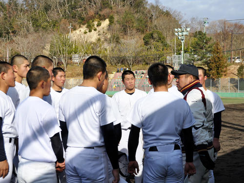 大阪桐蔭・西谷浩一監督（右端）は選手達に指示を出す（撮影・石橋隆雄）