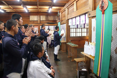 山梨学院　選手を代表して、主将の功力が手を合わせチームの必勝を祈願した（撮影・保坂淑子）