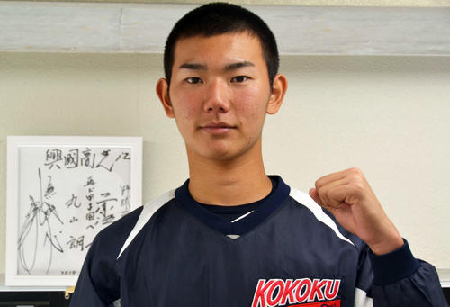 興国が68年夏に優勝した時のエース・丸山朗さんのエール（色紙中央）を受け、甲子園出場を目指す（撮影・望月千草）