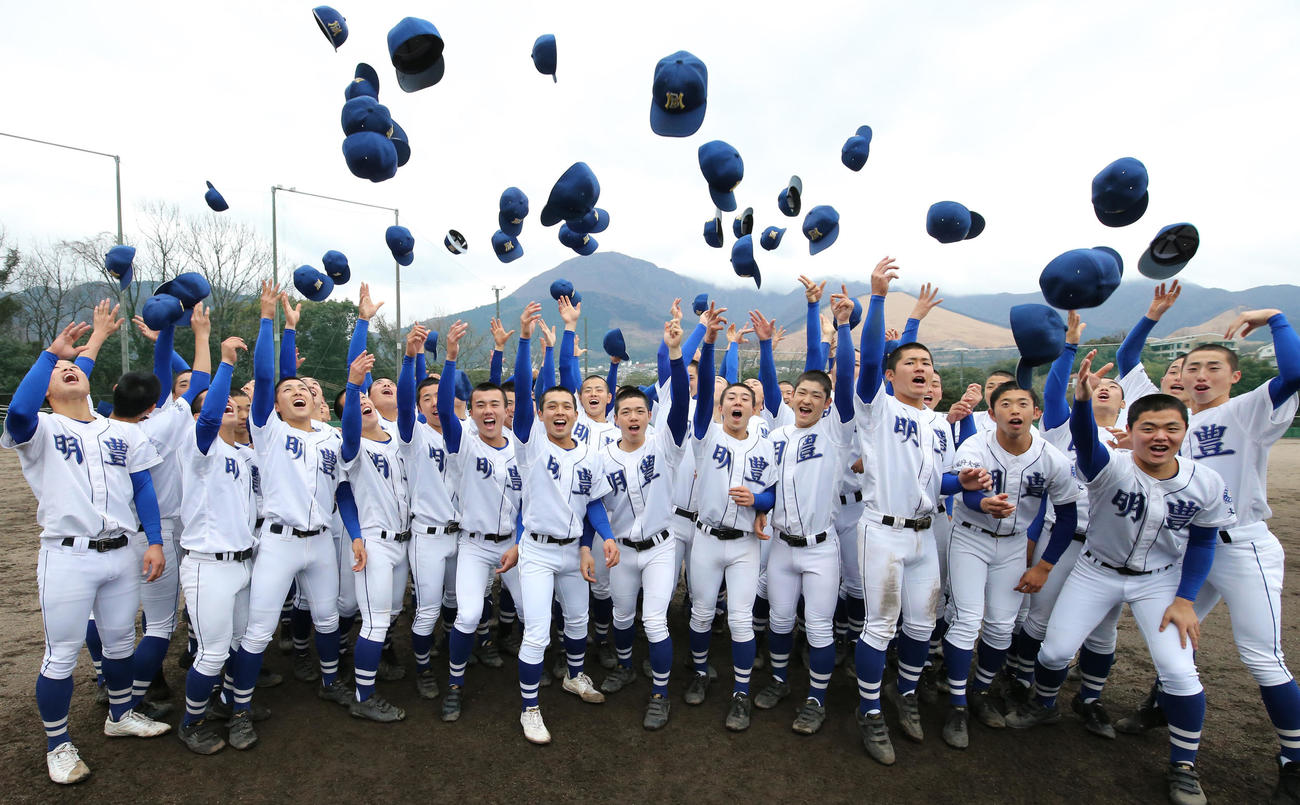 センバツ出場を決め、帽子投げで喜ぶ明豊の選手たち　（撮影・菊川光一）