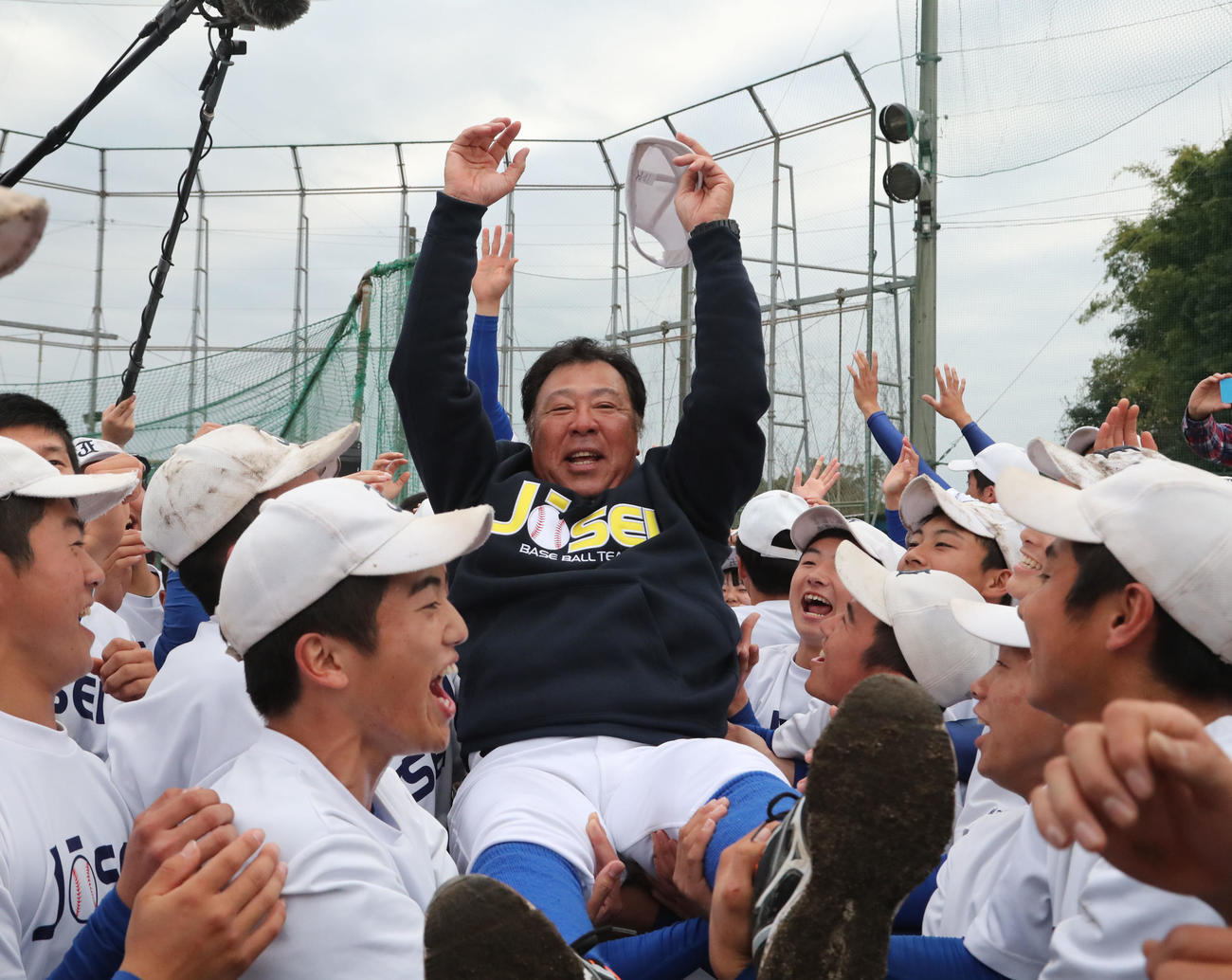出場が決まった鹿児島城西ナインは佐々木誠監督を胴上げする（撮影・梅根麻紀）
