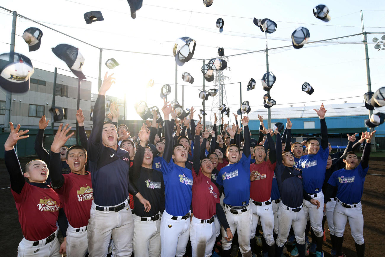 センバツ出場が決まり帽子を飛ばし喜ぶ山梨学院ナイン（撮影・滝沢徹郎）