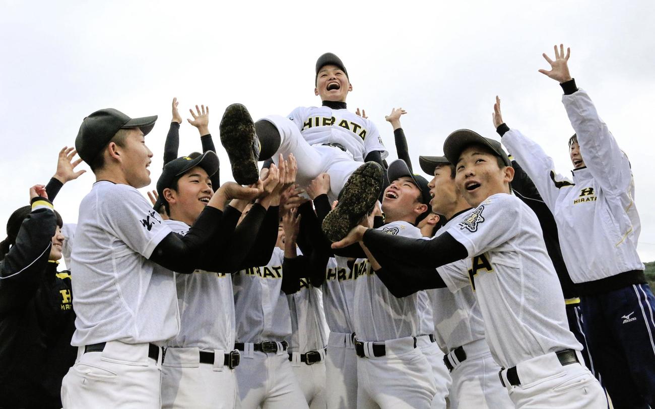 21世紀枠で春夏を通じて初出場が決まり、喜ぶ平田の選手たち（共同）