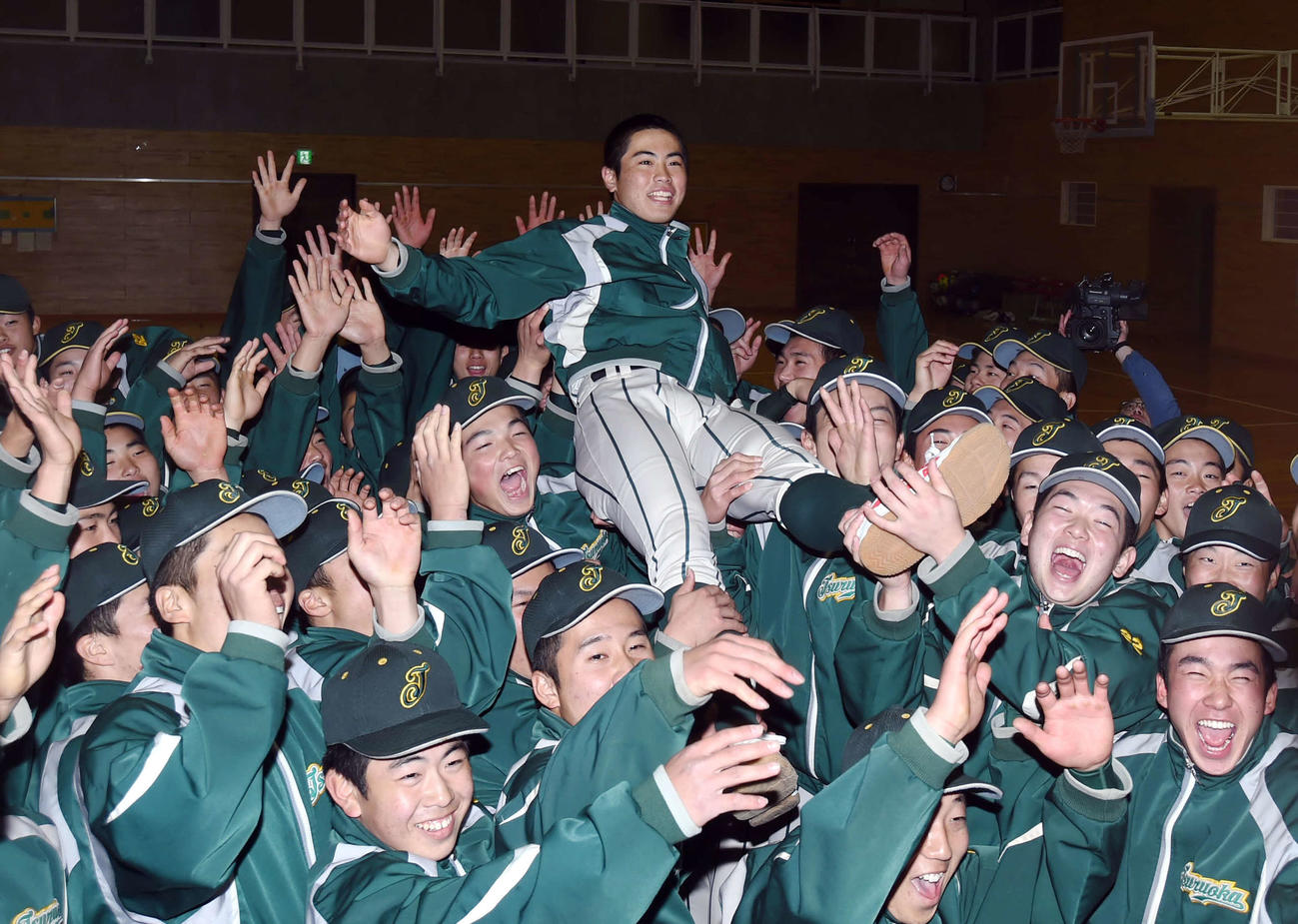 センバツ出場を決め、選手たちに胴上げされる鶴岡東・鈴木主将（中央）（撮影・相沢孔志）