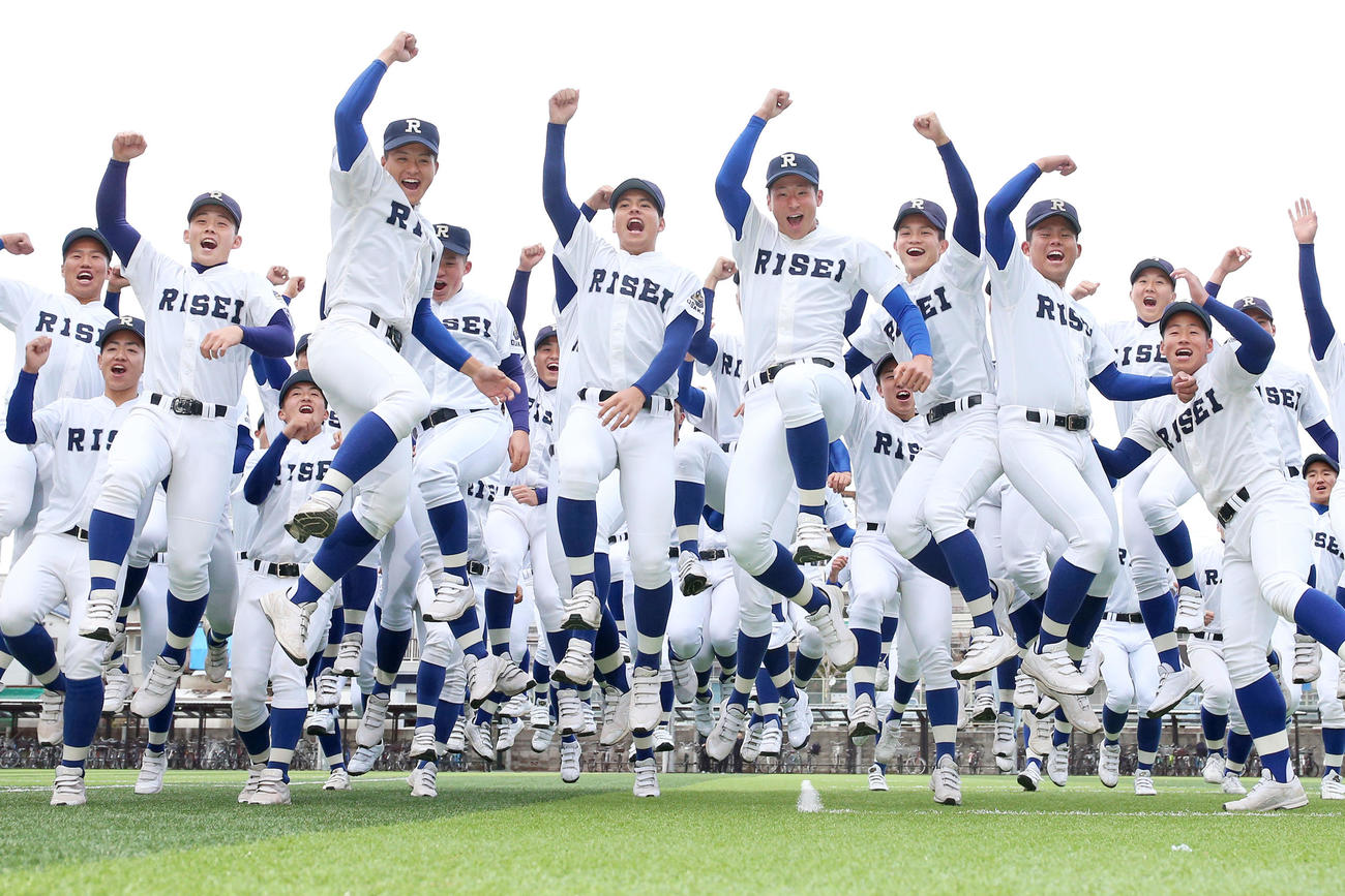 センバツ出場が決まり喜び合う履正社ナイン（撮影・上山淳一）
