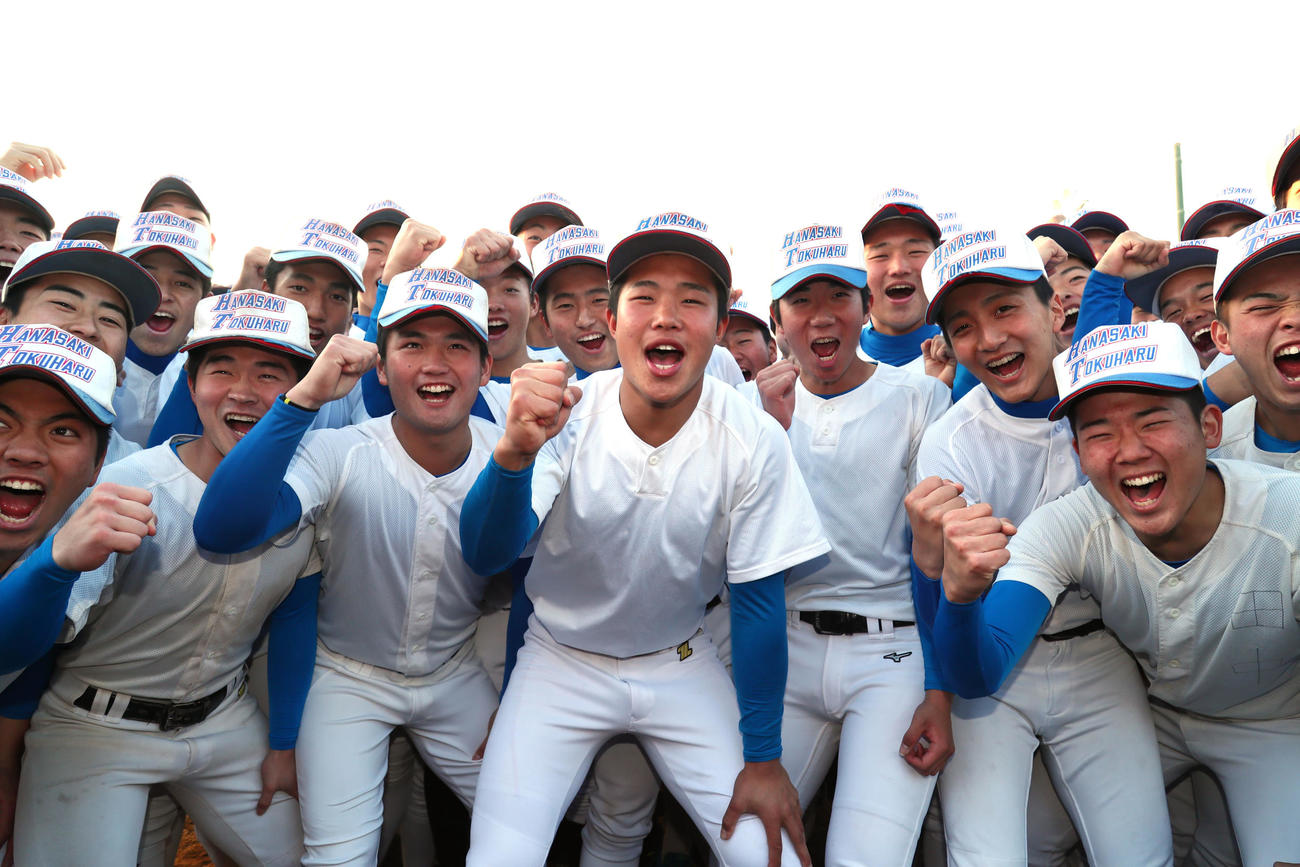 センバツ出場が決まり喜ぶ井上主将（中央）ら花咲徳栄ナイン（撮影・足立雅史）