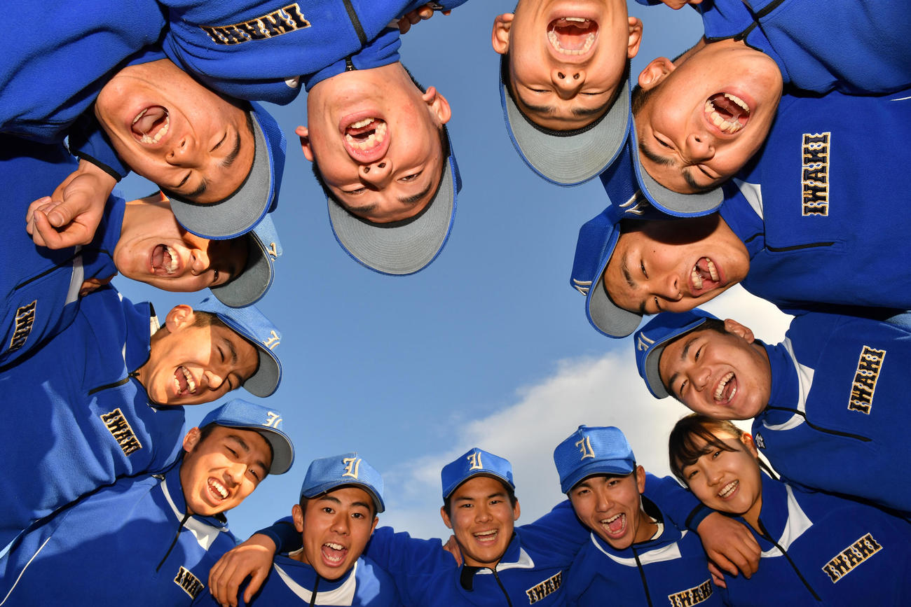 選抜出場を決めた磐城ナインは喜びを爆発させる（撮影・柴田隆二）