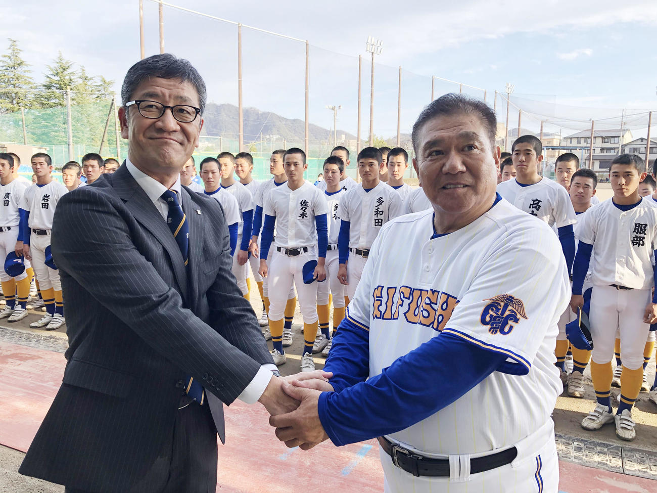 選抜出場が決まり古田憲司校長（左）と握手する県岐阜商の鍛治舎監督