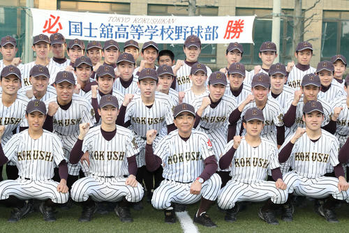 センバツ出場が決まり永田監督(前列中央)を中心にガッツポーズで記念撮影に納まる国士舘ナイン(撮影・河野匠)