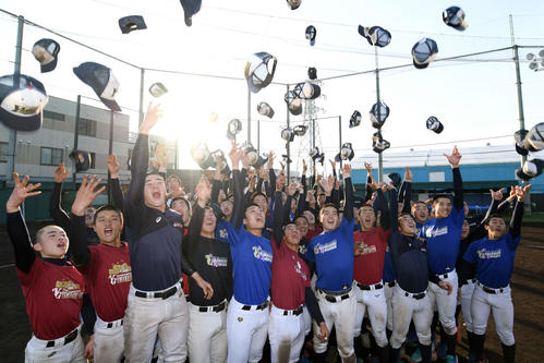 センバツ出場が決まり帽子を飛ばし喜ぶ山梨学院ナイン(撮影・滝沢徹郎)