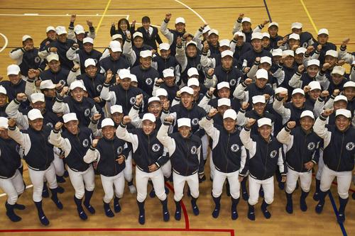 出場が決まり、ガッツポーズする鳥取城北の選手ら(共同)