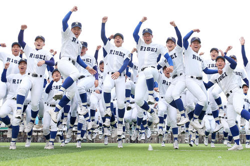センバツ出場が決まり喜び合う履正社ナイン(撮影・上山淳一)
