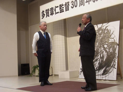 福島敦彦氏（右）の祝辞を受ける近江・多賀監督（撮影・堀まどか