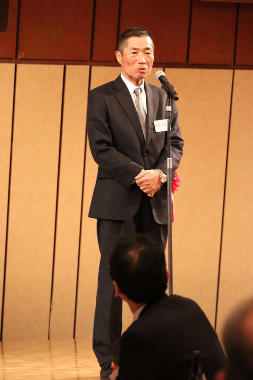 お礼のあいさつを述べる帝京・前田監督（撮影・古川真弥）