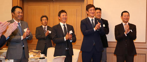 PL学園硬式野球部OB総会で校歌を歌う、前列左から宮本氏、立浪氏、片岡氏、桑田氏（撮影・上山淳一）