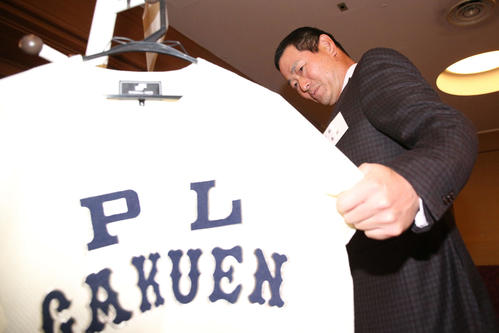 PL学園硬式野球部OB総会に出席した桑田氏は、グッズ売り場でユニホームTシャツを見る（撮影・上山淳一）