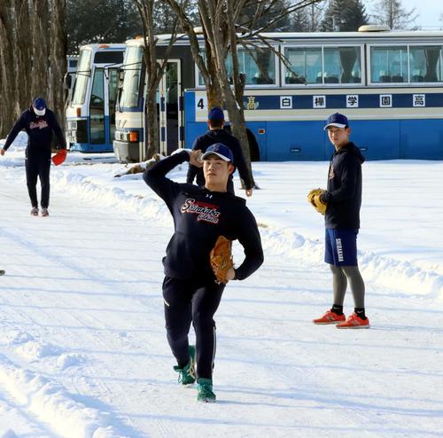 雪上でキャッチボールをする白樺学園のエース片山（撮影・永野高輔）