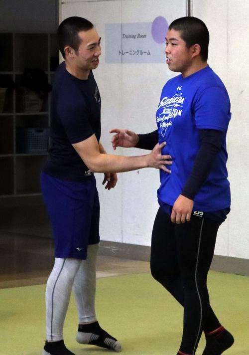 白樺学園・業天主将の腹部を触るエース片山（左）（撮影・永野高輔）