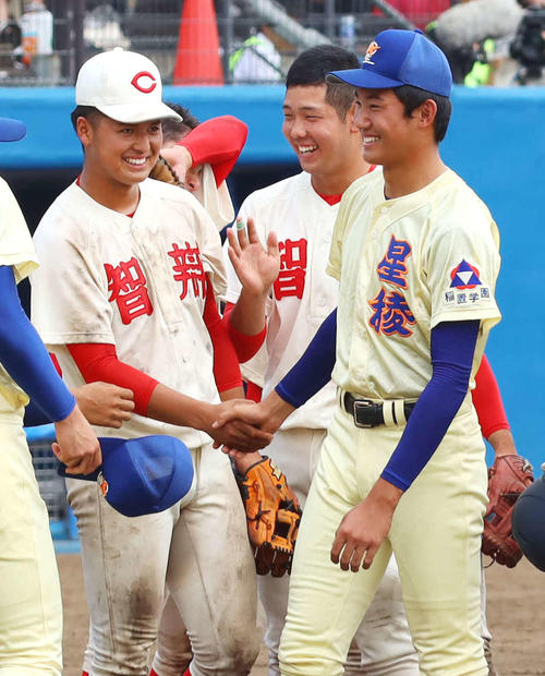 19年国体、智弁和歌山・黒川（左）は星稜・奥川と握手