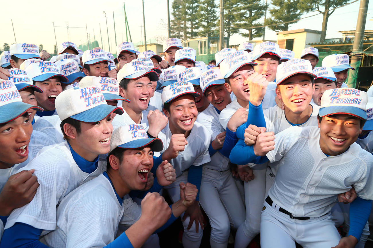 センバツ出場が決まり喜ぶ花咲徳栄ナイン（撮影・足立雅史）