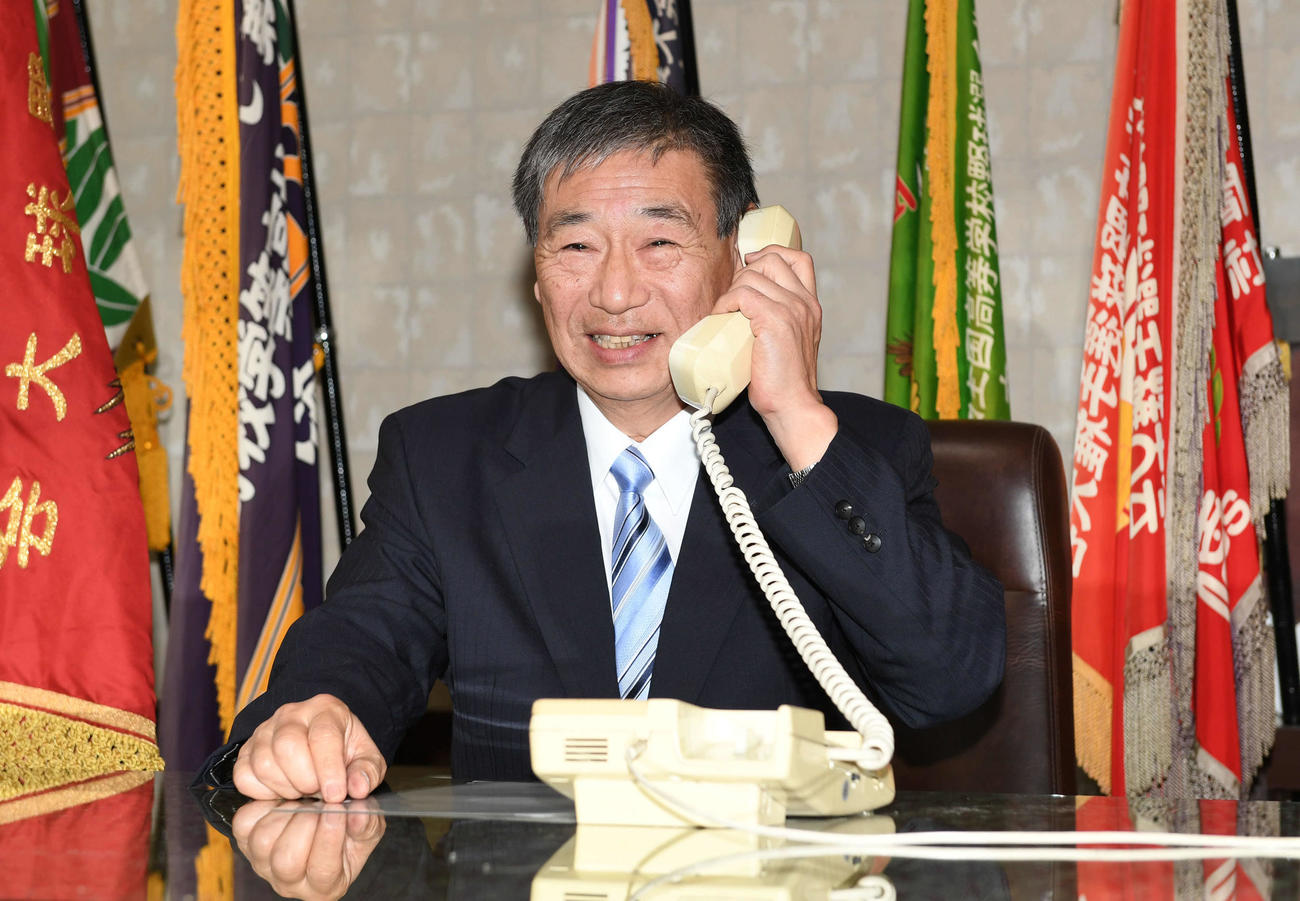 センバツ出場の電話を受ける東海大相模・大金校長（撮影・山崎安昭）