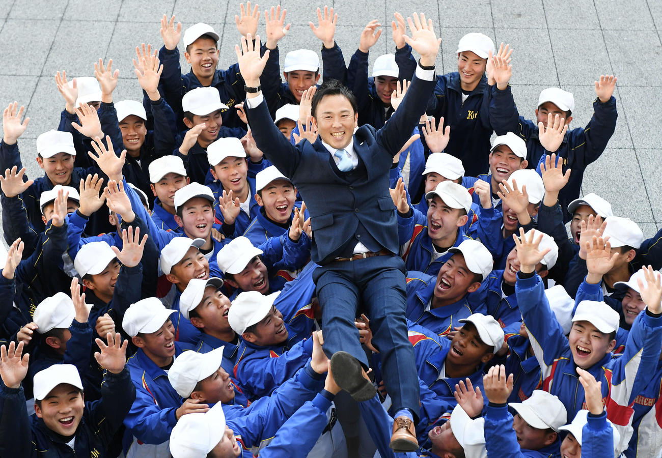 センバツ出場が決定しナインに胴上げされる桐生第一・今泉監督（撮影・加藤諒）